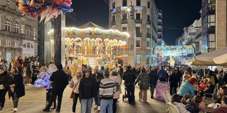 Jornada de caos en el centro de Vigo con retenciones y tráfico muy lento por las luces de Navidad