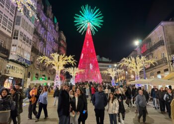 Jornada de caos en el centro de Vigo con retenciones y tráfico muy lento por las luces de Navidad