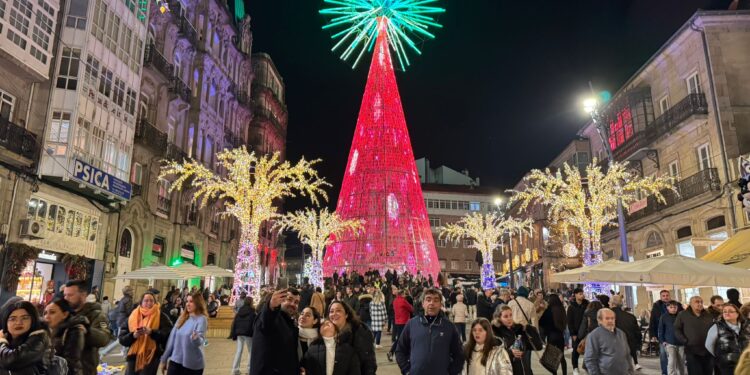 Jornada de caos en el centro de Vigo con retenciones y tráfico muy lento por las luces de Navidad