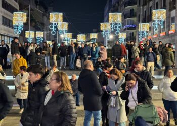 Jornada de caos en el centro de Vigo con retenciones y tráfico muy lento por las luces de Navidad