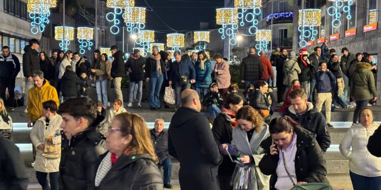 Jornada de caos en el centro de Vigo con retenciones y tráfico muy lento por las luces de Navidad