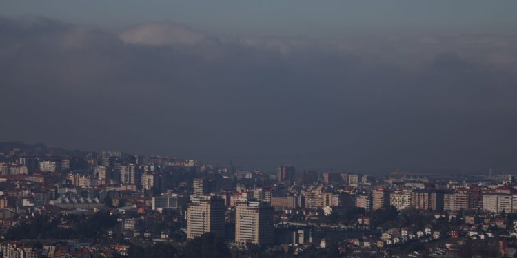 ¿Qué le pasa al cielo de Vigo? Las nieblas de advección inundan las Rías Baixas