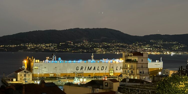 El desconcertante inquilino del Muelle de Trasatlánticos cede (por unos días) su plaza en Vigo