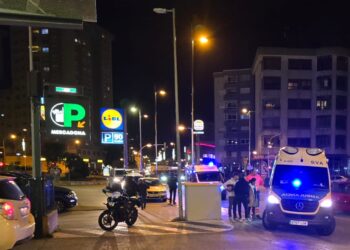 Herido un motorista tras ser arrollado por un coche en Vigo que se dio a la fuga