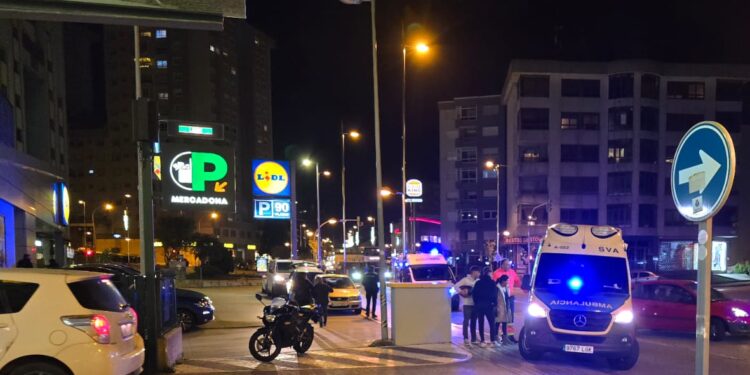 Herido un motorista tras ser arrollado por un coche en Vigo que se dio a la fuga