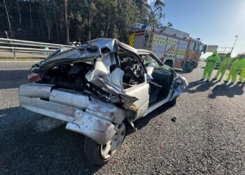 Accidente brutal en Mos: los Bomberos excarcelan a tres personas tras chocar tres coches en la autovía