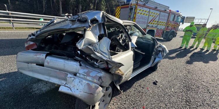 Accidente brutal en Mos: los Bomberos excarcelan a tres personas tras chocar tres coches en la autovía