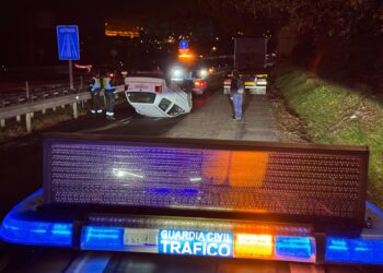 Una persona herida tras un aparatoso accidente en la entrada a la autovía en Mos