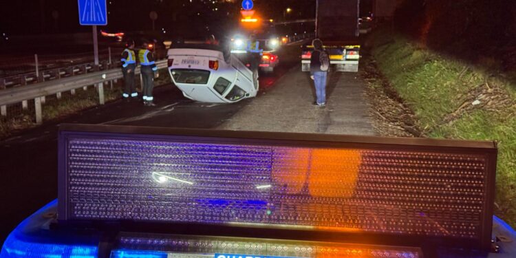 Una persona herida tras un aparatoso accidente en la entrada a la autovía en Mos