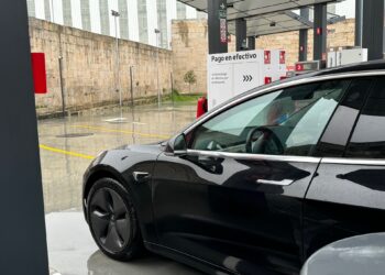 Un Tesla en la gasolinera