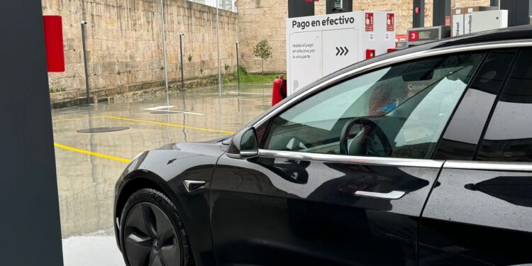Un Tesla en la gasolinera