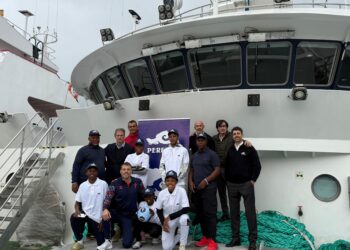 Cinco jóvenes sudafricanos conocen los «tesoros» de Vigo: un barco pesquero y el Celta