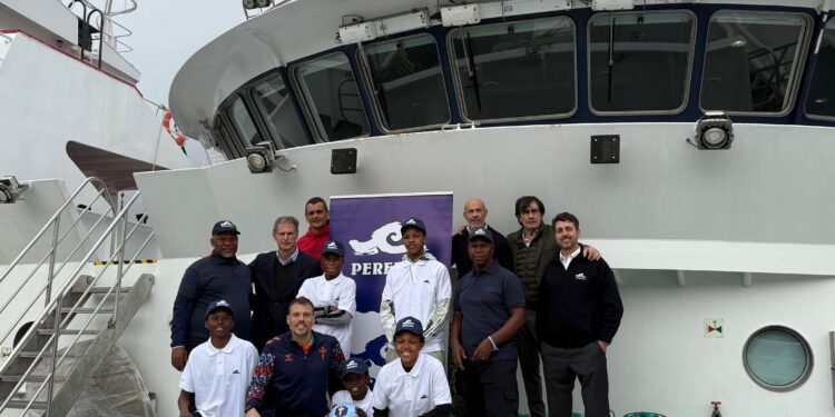 Cinco jóvenes sudafricanos conocen los «tesoros» de Vigo: un barco pesquero y el Celta