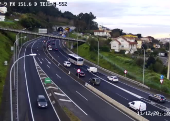 Circulación lenta en la autopista tras una colisión antes del túnel de A Madroa