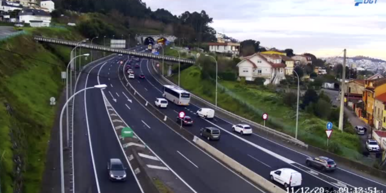 Circulación lenta en la autopista tras una colisión antes del túnel de A Madroa