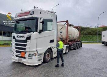 Cazado con el móvil y positivo en drogas un camionero que trasladaba mercancías peligrosas por la AP-9