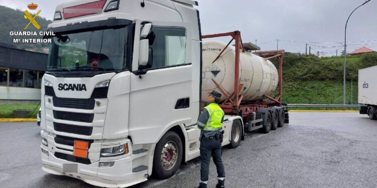 Cazado con el móvil y positivo en drogas un camionero que trasladaba mercancías peligrosas por la AP-9
