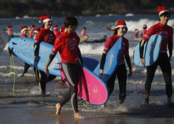 Patos se llena de papanoeles surferos (y solidarios)