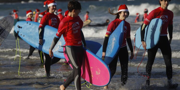 Patos se llena de papanoeles surferos (y solidarios)