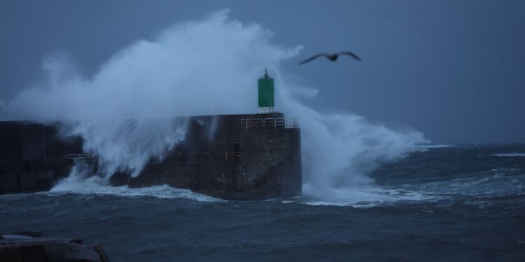 Ya está aquí la primera borrasca de 2025: alerta naranja por lluvia y viento