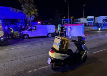 Un repartidor de Glovo muere al chocar su moto contra un taxi