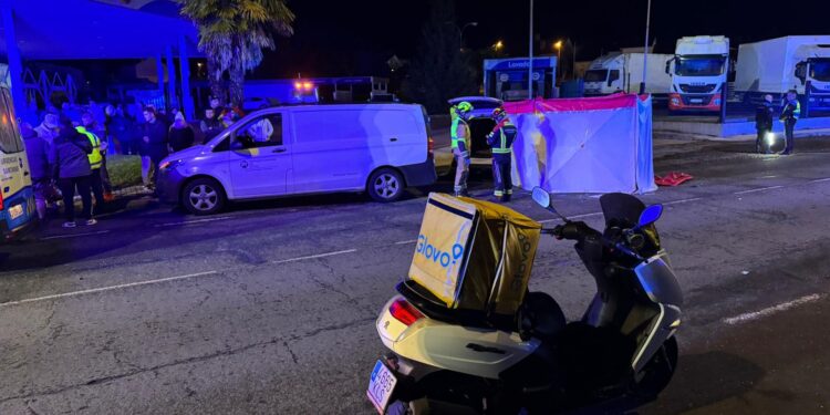 Un repartidor de Glovo muere al chocar su moto contra un taxi