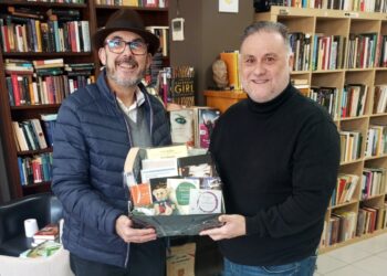 Juan Carlos Tarrago Nesta recibe su premio como ganador del I Certamen de Relatos Navideños de Vigoé