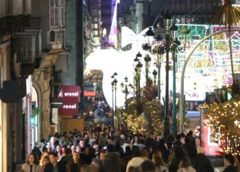 La Navidad de Vigo se despide con aluvión de rebajas, atascos y niebla: horario y dónde ver el apagado