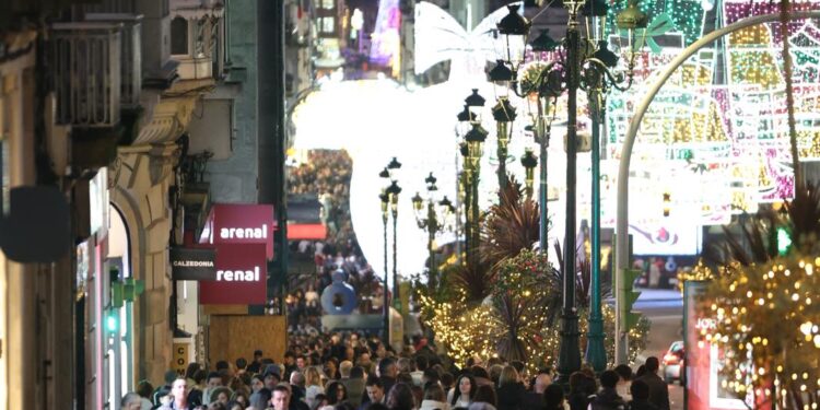 La Navidad de Vigo se despide con aluvión de rebajas, atascos y niebla: horario y dónde ver el apagado
