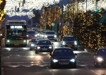 La Navidad de Vigo se despide con aluvión de rebajas, atascos y niebla: horario y dónde ver el apagado