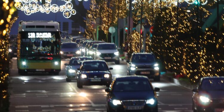 La Navidad de Vigo se despide con aluvión de rebajas, atascos y niebla: horario y dónde ver el apagado