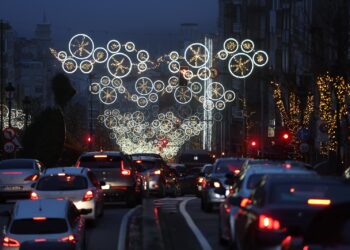 La Navidad de Vigo se despide con aluvión de rebajas, atascos y niebla: horario y dónde ver el apagado