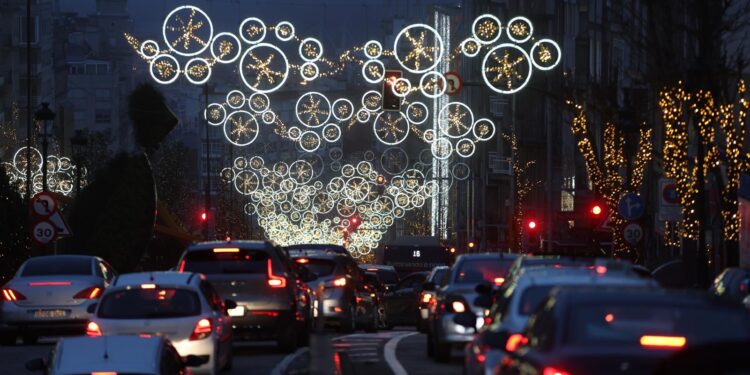 La Navidad de Vigo se despide con aluvión de rebajas, atascos y niebla: horario y dónde ver el apagado