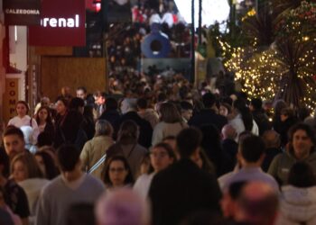 La Navidad de Vigo se despide con aluvión de rebajas, atascos y niebla: horario y dónde ver el apagado