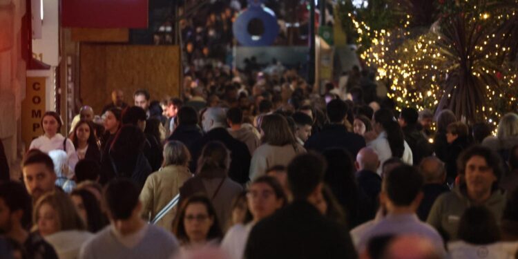 La Navidad de Vigo se despide con aluvión de rebajas, atascos y niebla: horario y dónde ver el apagado