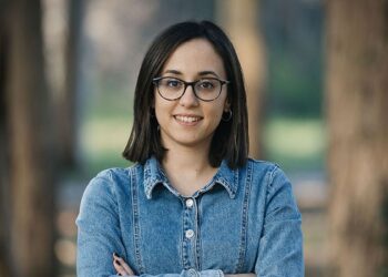 Sara Vila presenta su obra en la Biblioteca Municipal de Salvaterra de Miño