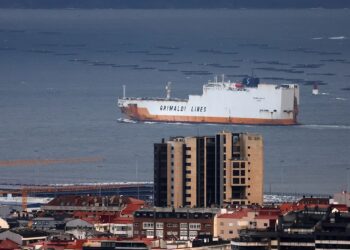 Retoma su ruta un buque portacoches tras sufrir problemas en el motor a la altura de Monteferro