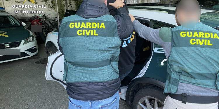 Detenido tras amenazar con una pistola y robar dos veces en un establecimiento de Tui