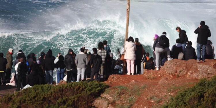«Herminia» ya está aquí: viento de 162 km/h y Vigo sin dos vuelos a Madrid ni tráfico de ría