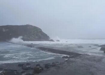 Así golpea la furia del Atlántico las Islas Cíes durante la borrasca «Herminia»