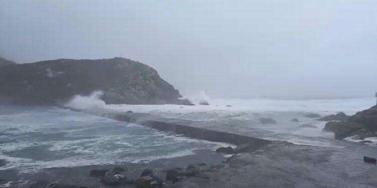 Así golpea la furia del Atlántico las Islas Cíes durante la borrasca «Herminia»