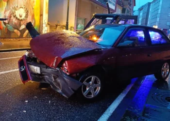 Un vehículo se empotra con un tubo de gas y obliga a desalojar dos edificios