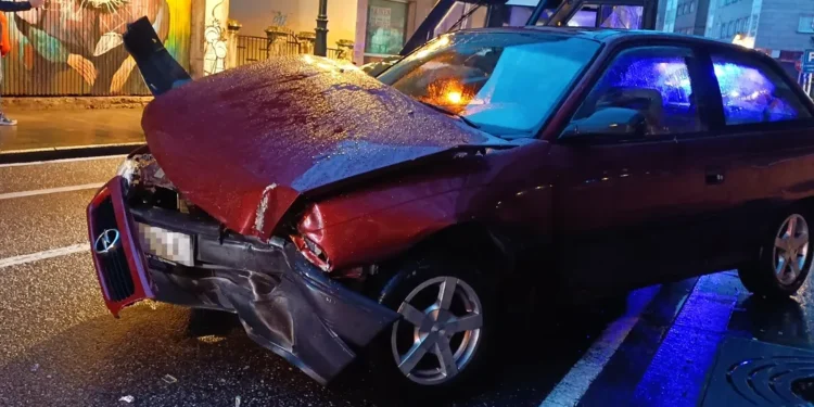Un vehículo se empotra con un tubo de gas y obliga a desalojar dos edificios