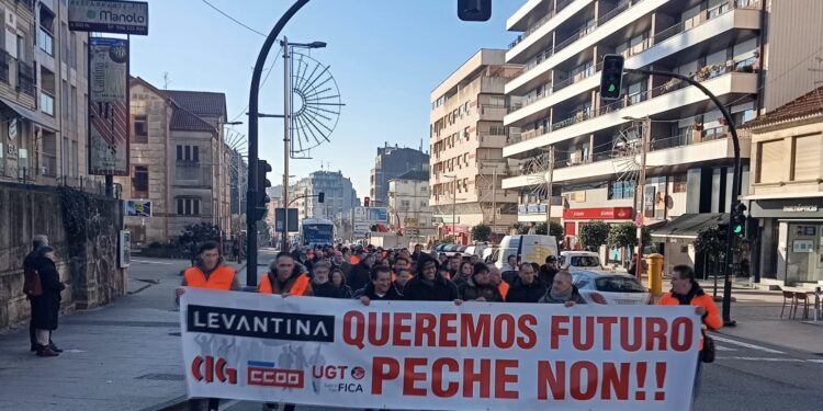 Los trabajadores de Levantina salen a la calle: «No dan opción. Dicen que la planta de O Porriño no les interesa»