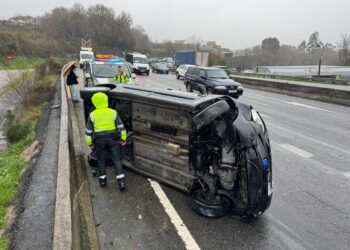 Aparatoso accidente en la A-55 tras chocar un coche contra la mediana y acabar volcado