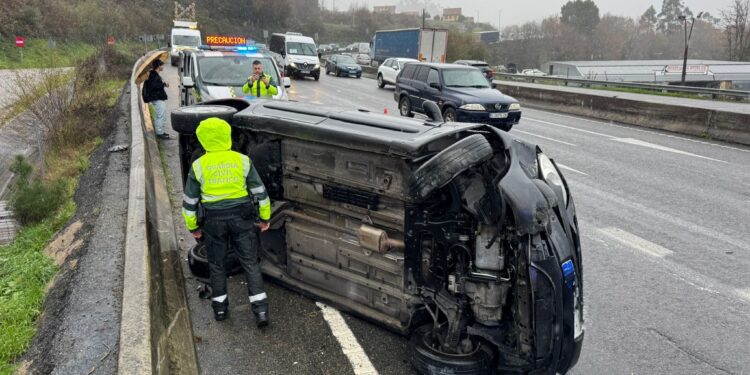 Aparatoso accidente en la A-55 tras chocar un coche contra la mediana y acabar volcado