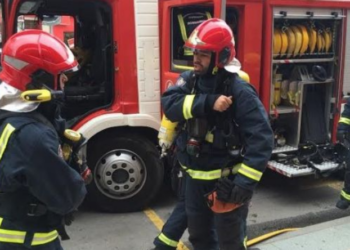 Susto tras arder un alpendre y calcinar un tractor y una moto