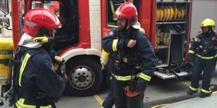 Susto tras arder un alpendre y calcinar un tractor y una moto