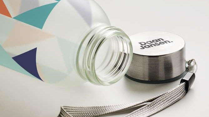 Método para personalizar las botellas y crear productos promocionales únicos