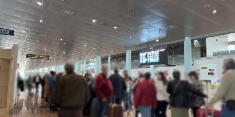 Jornada de tensión en Peinador: 200 pasajeros se quedan en tierra seis horas por un fallo eléctrico